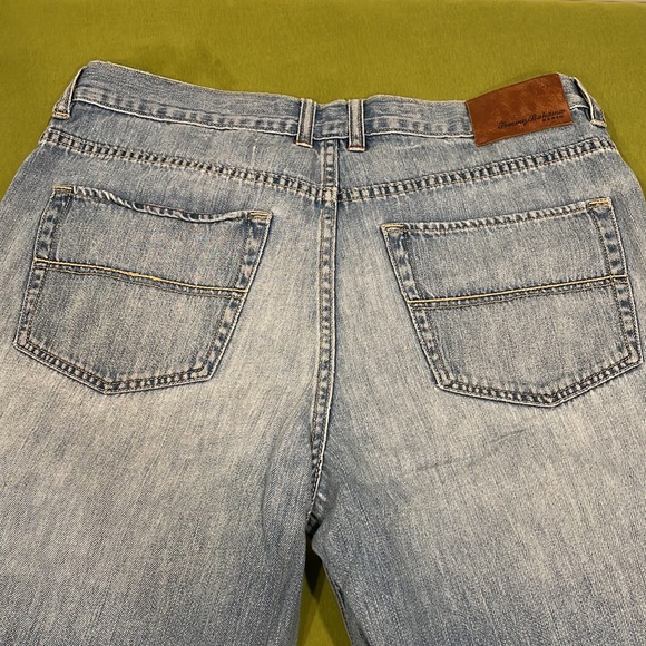 Tommy Bahama lightweight Jeans. Small blue imperfection on the right leg. - Picture 5 of 6